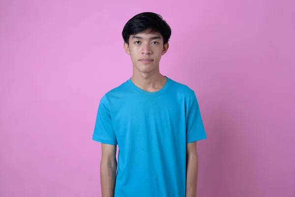 Joven Hombre Asiático Pie Camiseta Casual Aislado Sobre Fondo Rosa —  Fotos de Stock
