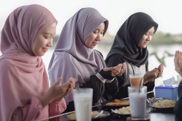 Moslim Aziatische Vrienden Bidden Samen Bij Het Breken Snel Cafe — Stockfoto