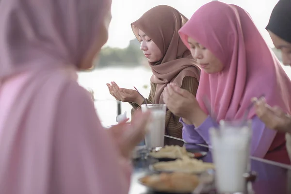 Muslimische Asiatische Freunde Beten Gemeinsam Beim Fastenbrechen Café — Stockfoto