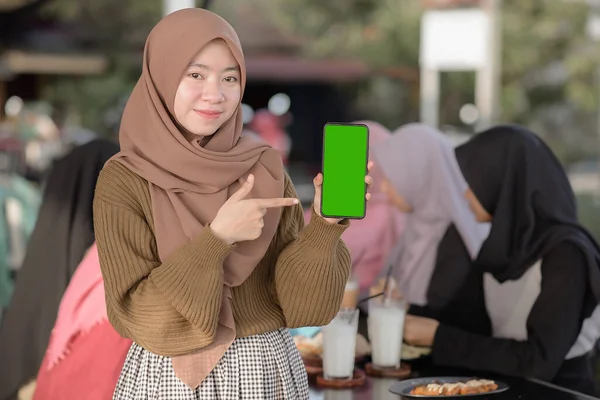 Młody Azji Nastolatek Dziewczyna Pokazując Wskazując Puste Zielony Telefon Ekran — Zdjęcie stockowe