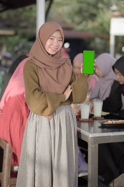 Potret Gadis Remaja Asia Yang Tersenyum Menampilkan Layar Telepon Hijau — Stok Foto