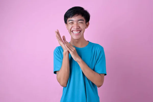 Молодий Азіатський Чоловік Щасливий Повсякденному Одязі Сміхом Проти Рожевого Фону — стокове фото