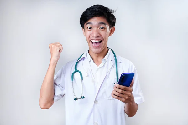 Feliz Emocionado Joven Asiático Médico Hombre Éxito Haciendo Ganadora Gesto —  Fotos de Stock