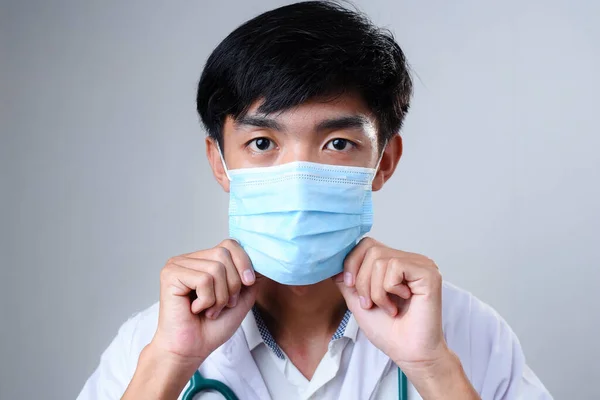 Primer Plano Cara Médico Masculino Joven Serio Máscara Médica Protectora —  Fotos de Stock