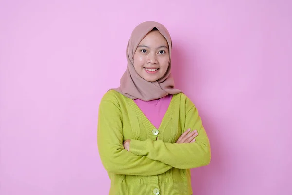 Jovem Asiático Muçulmano Mulher Usa Lenço Cabeça Sorriso Com Braços — Fotografia de Stock