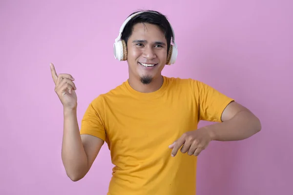 Feliz Joven Asiático Hombre Escuchando Música Con Auriculares Inalámbricos Bailando — Foto de Stock