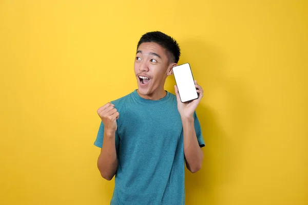 Glad Upphetsad Ung Asiatisk Man Som Visar Vit Telefon Skärm — Stockfoto
