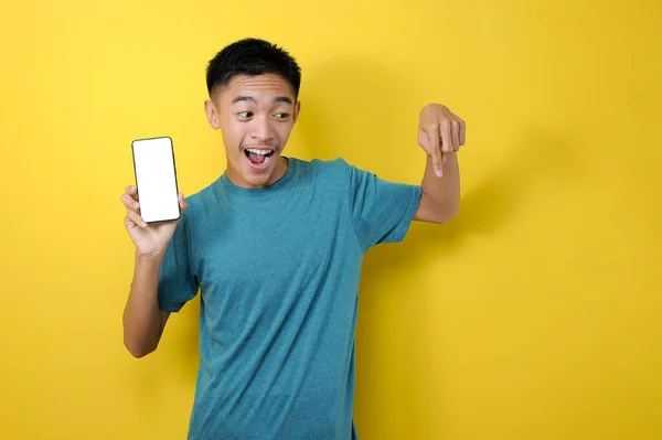 Glad Leende Ung Asiatisk Man Visar Mobiltelefon Med Annan Hand — Stockfoto