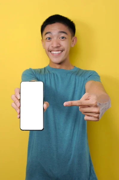 Sonriente Hombre Asiático Mostrando Pantalla Vacía Del Teléfono Inteligente Apuntando —  Fotos de Stock