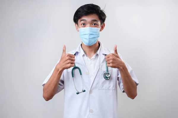 Retrato Varón Asiático Joven Médico Con Los Pulgares Hacia Arriba —  Fotos de Stock