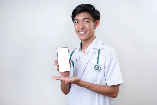 Retrato Joven Guapo Médico Asiático Mostrando Teléfono Con Pantalla Blanco —  Fotos de Stock