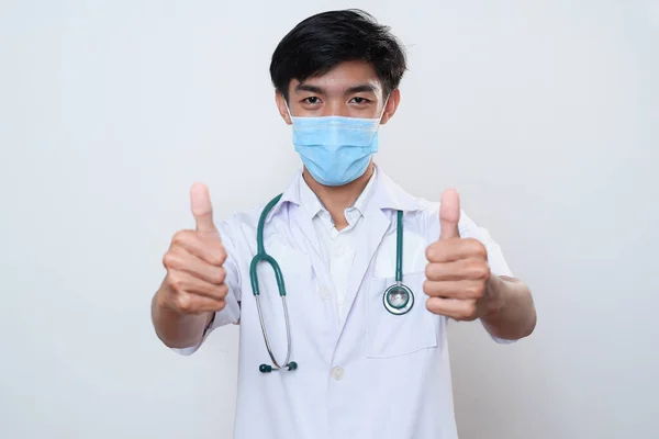 Retrato Varón Asiático Joven Médico Con Los Pulgares Hacia Arriba —  Fotos de Stock