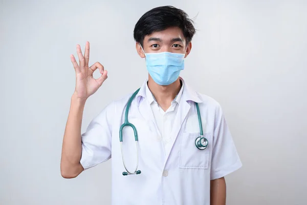 Médico Masculino Usa Máscara Facial Médica Casaco Branco Mostrando Sinal — Fotografia de Stock