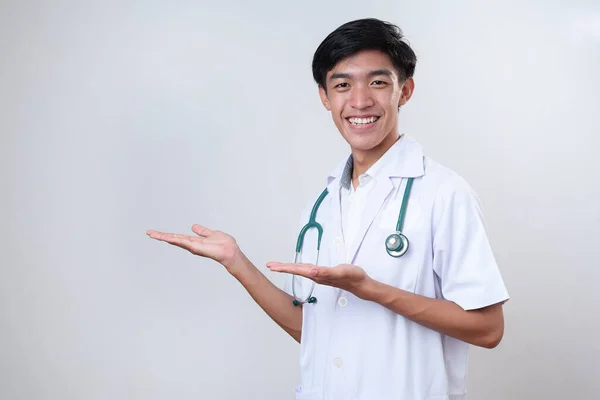 Jovem Asiático Médico Homem Vestindo Uniforme Médico Sorrindo Alegre Apresentando — Fotografia de Stock