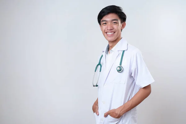Portrét Sebevědomý Mladý Asijský Lékař Šedém Pozadí — Stock fotografie