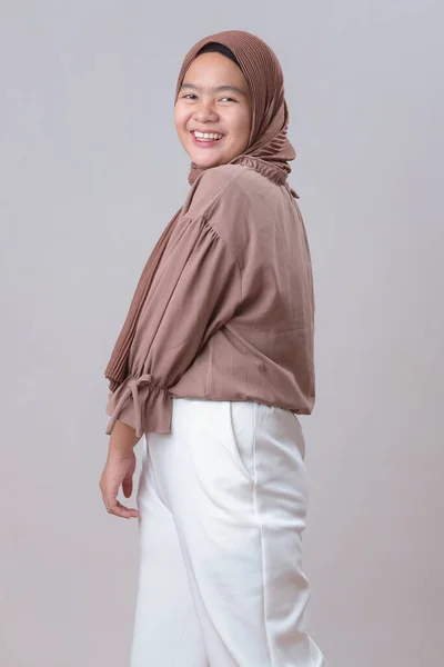 Feliz Jovem Asiático Muçulmano Modelo Mulher Hijab Sorrindo Posando Isolado — Fotografia de Stock