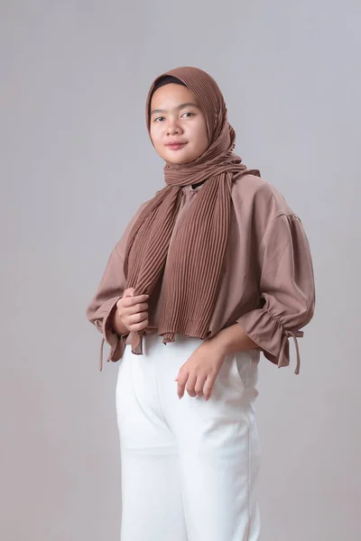 Schattig Jong Aziatisch Moslim Vrouw Hijab Licht Kleding Poseren Geïsoleerd — Stockfoto