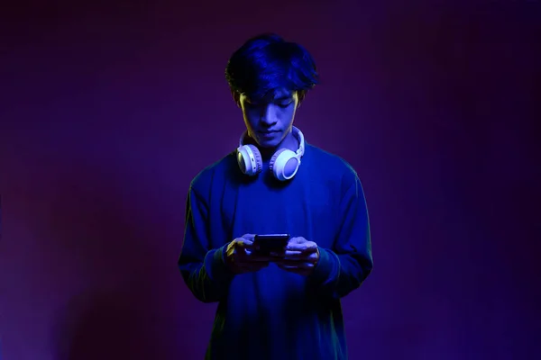 Retrato Bonito Jovem Asiático Homem Segurando Seguida Olhando Para Telefone — Fotografia de Stock