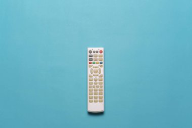 Beyaz televizyonun üst görüntüsü Cyan arkaplanda izole edildi. Flatlay Fotoğraf Konsepti