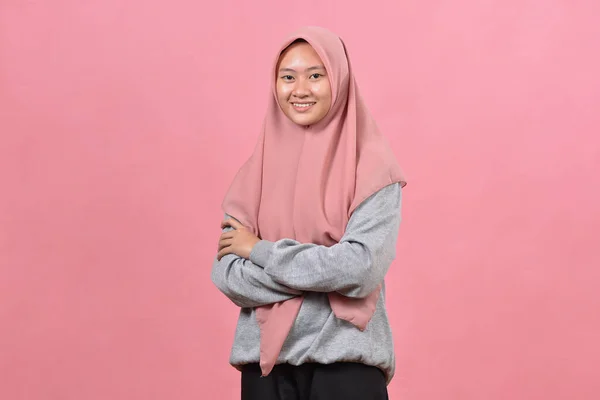 Giovane Asiatica Fiducia Donna Inizia Con Sorriso Indossa Hijab Casual — Foto Stock