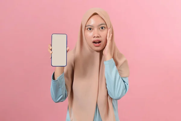 Shocked Asian Muslim Woman Touching Faces While Showing Smartphones Blank — Stock Photo, Image