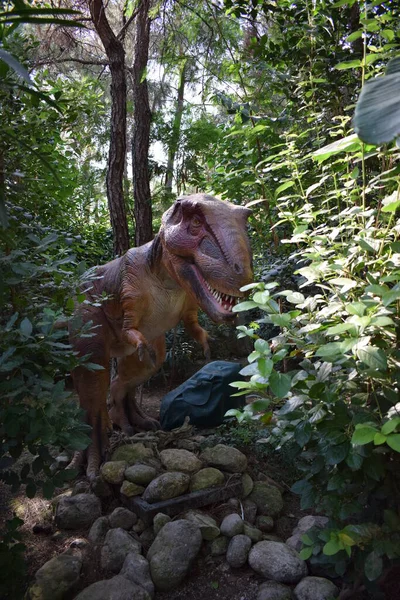 Estátua Dinossauro Parque Florestal Fundo Natureza Modelo Realista Tyranosaurus Rex — Fotografia de Stock