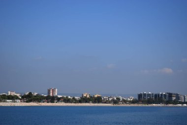 Antalya kıyı şeridi. Limana yakın bir sahil. Denizdeki yolcu gemisinden görüntü.