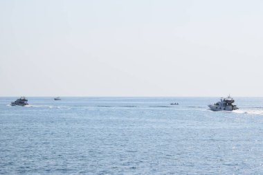 Akdeniz 'de yelken açan bir motorlu yat var. Lüks bir yat açık denizlerde yüzüyor. Navigasyonda lüks bir yat.