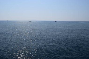 Deniz Sahnesi Modern Gemisi. Yat Tatili Modern Taşıyıcı. Akdeniz 'de ufuk çizgisi olan beyaz yatlar yüzüyor. Denizdeki lüks yatlar, metin için kopyalanma alanı.