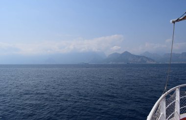 Yaz tatilinde Mavi Akdeniz 'de yelkenli pruvası. Seyahat Konforlu Yatı