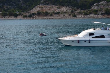 Jetski ve denizdeki yatlar. Açık deniz mavisi gökyüzü. Denizde motorlu taşıma, batma ve tekneler. Antalya, Türkiye. 27 Eylül 2020