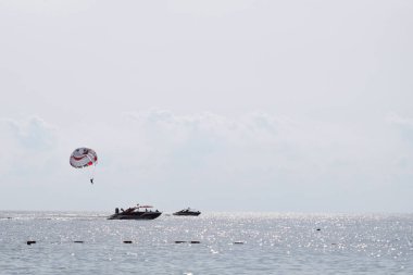 Kumlu, güzel, egzotik sahillerin kıyısında mavi gökyüzü. Tekirova, ANTALYA, TURKEY 'deki Akdeniz Parasailing - 27 Eylül, 2020