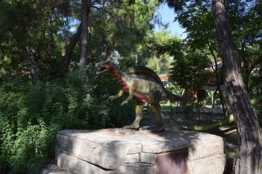 Orman parkındaki dinozor heykeli arka plan için doğada. Spinosaurus 'un gerçekçi bir modeli. Doğadaki büyük etobur dinozor. Türkiye 'de Dinopark, Goynuk. Tarih öncesi dinozor çağı
