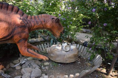 Orman parkındaki dinozor heykeli arka plan için doğada. Yuvasının yakınında yumurtaları olan gerçekçi bir dinozor modeli. Türkiye 'de Dinopark, Goynuk. Dinozor modeli Maiasaura yumurta dolu.