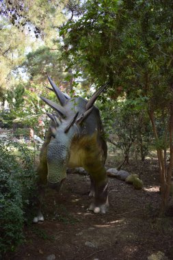 Tarih öncesi dinozor stegosaurus 'un doğadaki büyük modeli. Gerçekçi bir manzara. Stegosaurus, doğal boyutta bir dinozorun kopyaları yeniden inşa edildi. Türkiye 'de Dinopark, Goynuk.