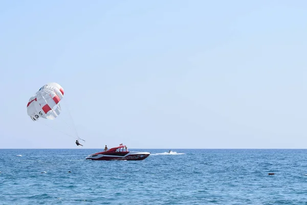 Parasailing Wasservergnügen Fliegen Mit Dem Fallschirm Hinter Einem Boot Während — Stockfoto