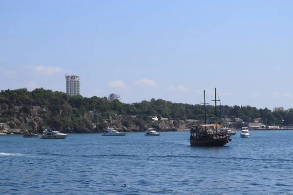 Akdeniz Deki Büyük Yelkenli Gemi Mavi Gökyüzüne Karşı Eski Usulde — Stok fotoğraf