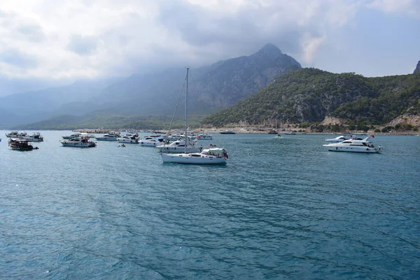 Beaucoup Yachts Luxe Naviguant Travers Belles Eaux Bleues Près Turtle — Photo