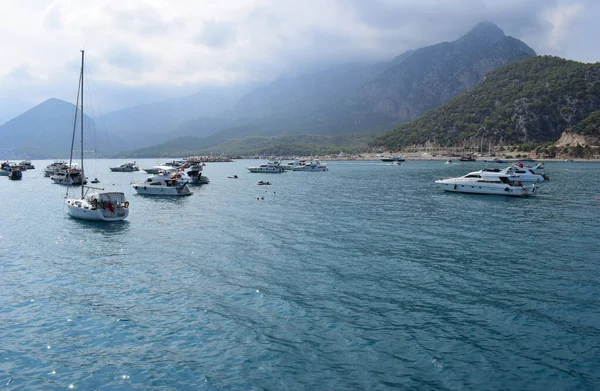 Luxusyachten Und Segelboote Auf Türkisfarbenem Wasser Zwischen Den Inseln Sonniger — Stockfoto