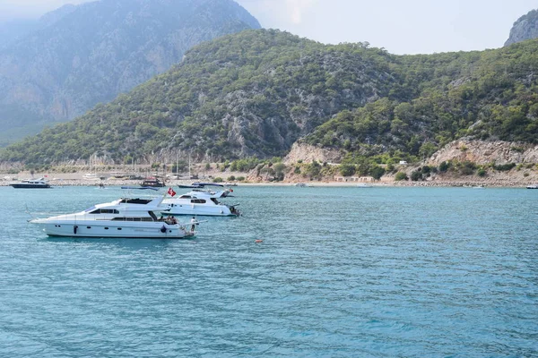 Luxusjachten Auf Türkisfarbenem Wasser Zwischen Den Inseln Nahe Sican Island — Stockfoto