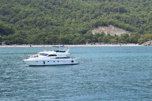 Private Jacht Mittelmeer Vor Dem Hintergrund Der Berge Ein Luxuriöses — Stockfoto