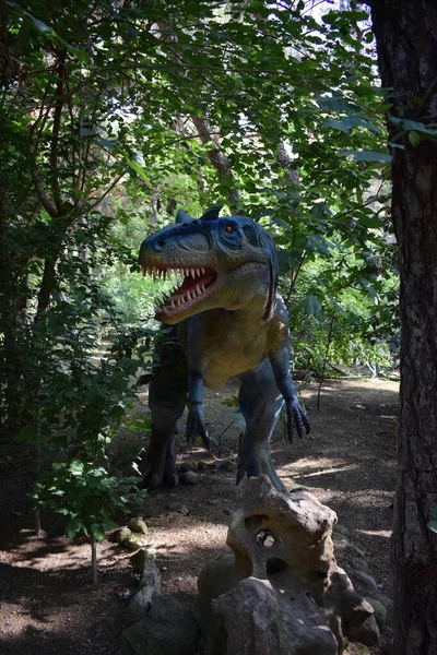 Άγαλμα Δεινοσαύρου Στο Δασικό Πάρκο Στη Φύση Για Φόντο Ρεαλιστικό — Φωτογραφία Αρχείου