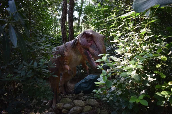 Άγαλμα Δεινοσαύρου Στο Δασικό Πάρκο Στη Φύση Για Φόντο Ρεαλιστικό — Φωτογραφία Αρχείου