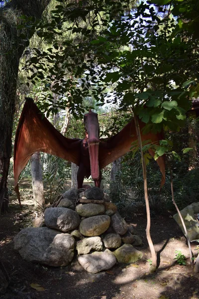 Orman parkındaki dinozor heykeli arka plan için doğada. Pterosaur, Trias 'ın gerçekçi modeli. Kretase Dönemi 248-65 milyon yıl önce. Dinopark, Türkiye, Goynuk 'ta. Tarih öncesi dinozor çağı