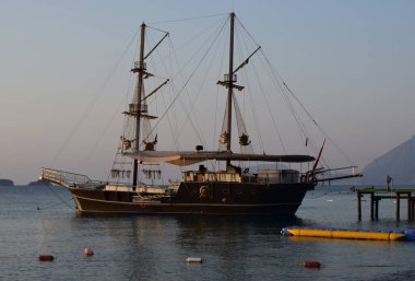 Akdeniz 'de açık denizde mavi gökyüzüne karşı korsan tarzında büyük bir yelkenli gemi. Yaz tatili konsepti, spor, turizm. Korsan yolcu yelkenlisi, Tekirova, Türkiye