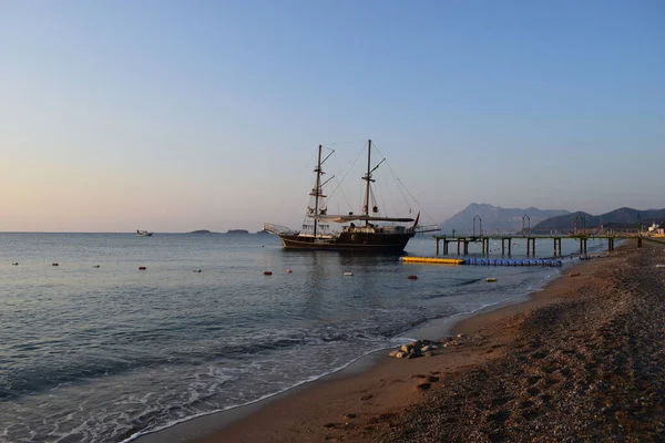 Grand Voilier Méditerranée Dans Style Pirate Pleine Mer Contre Ciel — Photo