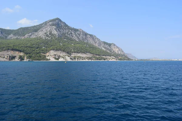 从地中海看安塔利亚 土耳其安塔利亚 土尔其地中海旅游胜地金牛山和水的高峰景观 — 图库照片