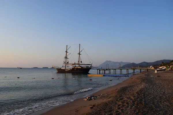 Grand Voilier Méditerranée Dans Style Pirate Pleine Mer Contre Ciel — Photo