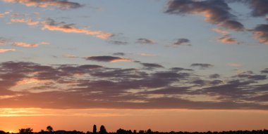 Ateşli turuncu günbatımı gökyüzü. Güzel gökyüzü. Renkli turuncu ve mavi dramatik gökyüzü bulutlu.