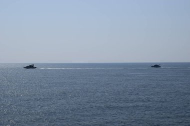 Deniz Sahnesi Modern Gemisi. Yat Tatili Modern Taşıyıcı. Akdeniz 'de ufuk çizgisi olan beyaz yatlar yüzüyor. Denizdeki lüks yatlar, metin için kopyalanma alanı.